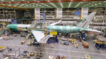 El primer Boeing 777X que volará termina de tomar forma en la cadena de montaje de Boeing.