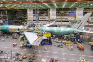 El primer Boeing 777X que volará termina de tomar forma en la cadena de montaje de Boeing.