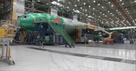 Pincha en la imagen para ver un video de Boeing sobre el montaje de este primer B-777X