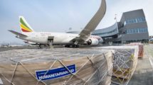 Boeing y Ethiopian aprovecharon el vuelo de entrega de este B-787-9 el 2 de octubre para transportar 9.000 kg de ayuda humanitaria a Etiopía.