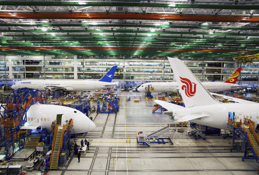 Las entregas del B-787 siguen paradas, y la producción ralentizada a 5 aviones al mes..