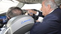 Los asientos de los piltotos del Boeing 787 tienen varios suministradores. En este de Air Europa se aprecia la posición del control bajo el codo de Juan José Hidalgo.