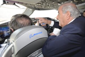 Los asientos de los piltotos del Boeing 787 tienen varios suministradores. En este de Air Europa se aprecia la posición del control bajo el codo de Juan José Hidalgo.