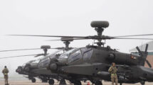 Los Boeing AH-64E británcios contarán con drones de apoyo.