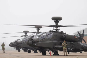 Los Boeing AH-64E británcios contarán con drones de apoyo.