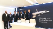 Firma en el salón de Dubai del contrato entre Boeing y Akasa Air.