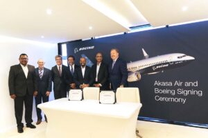 Firma en el salón de Dubai del contrato entre Boeing y Akasa Air.