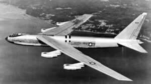 El prototipo del Boeing B-52 voló por primera vez el 15 de abril de 1952. Ahora la USAF vuelve a buscarle, para dentro de 20 o más años, un sustituto.