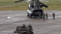 Tropas de la Brigada Almogávares embarcando en un CH-47 Chinook de FAMET