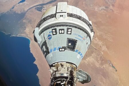 La cápsula Boeing Starliner atracada en la ISS.