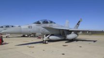 El Boeing F/A-18F usado en las pruebas con el IRST instalado bajo el fuselaje-