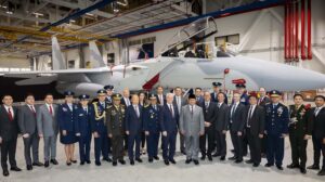 El ministro de Defensa indonesio, junto a sus acompañantes y directivos de Boeing en la cadena de montaje del F-15.