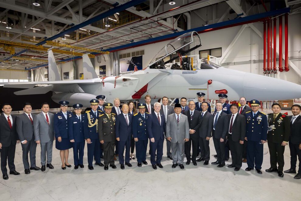 El ministro de Defensa indonesio, junto a sus acompañantes y directivos de Boeing en la cadena de montaje del F-15.