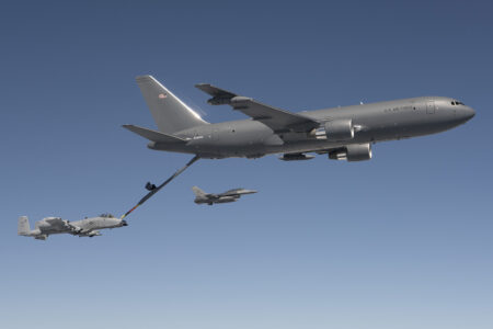 El Boeing KC-46 sigue teniendo restricciones a la hora de repostar a algunos aviones.