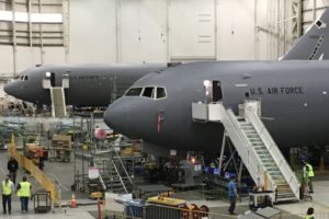 Dos KC-46A en las últimas fases de su producción en las instalaciones de Boeing.