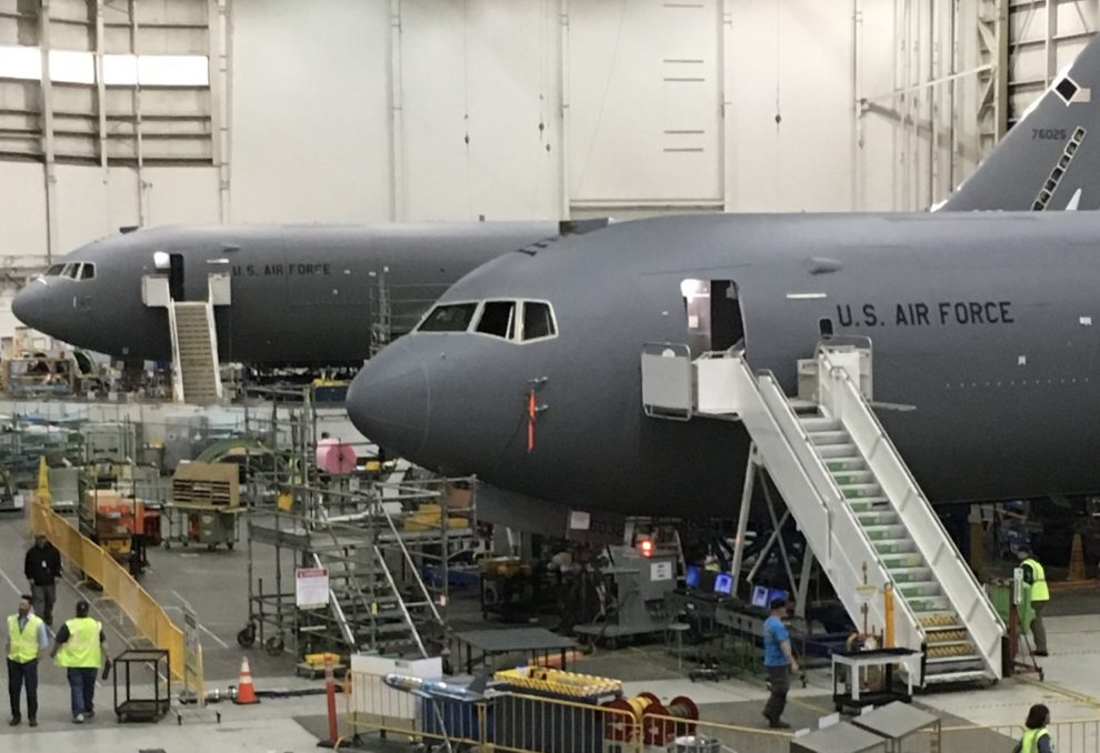 Dos KC-46A en las últimas fases de su producción en las instalaciones de Boeing.