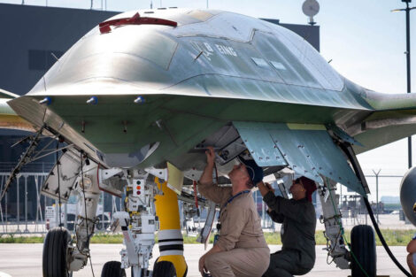Última revisión ates del despegue del Boing MQ-25A.