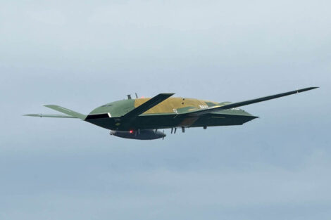El MQ-25A con el tren subido. Bajo el ala izquierda portaba un pod de reabastecimiento en vuelo.