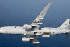 Boeing P-8 de la Fuerza Aérea de Australia armado con misiles anti buquey su bodega de torpedos abierta.