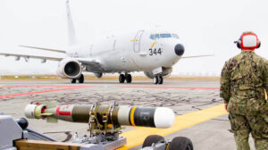 Boeing P-8 de la Marina de EE.UU. y un torpedo MK 54.