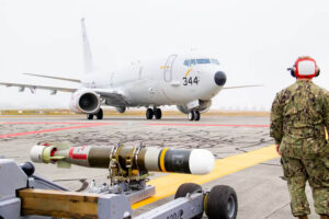 Boeing P-8 de la Marina de EE.UU. y un torpedo MK 54.