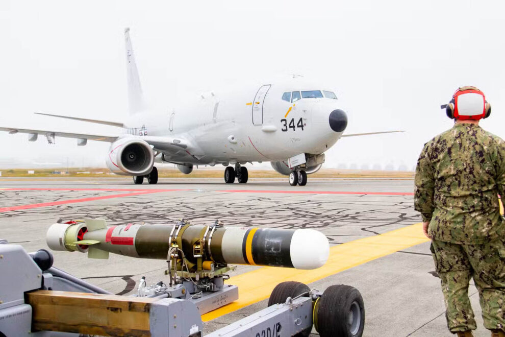 Boeing P-8 de la Marina de EE.UU. y un torpedo MK 54.