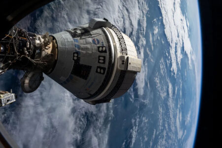 La nave Boeing Starliner acoplada a la ISS.