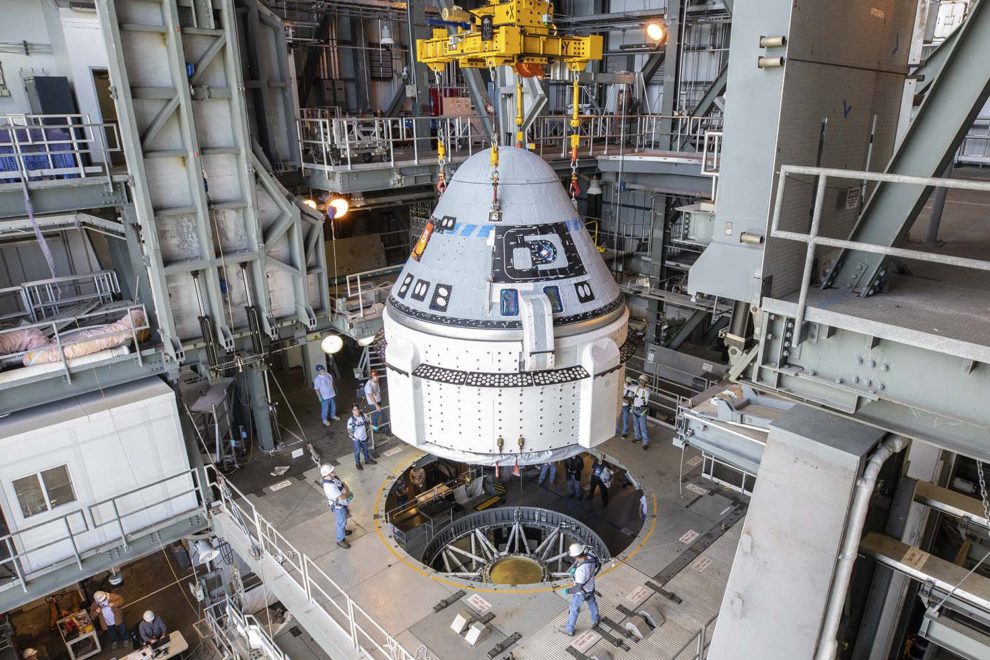Colocación de la cápsula Boeing Starliner en el cohete Atlas V que la llevó al espacio por primera vez.