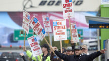 Los trabajadores de Boeing aceptan el acuerdo con la empresa y no habrá huelga.