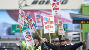 Los trabajadores de Boeing aceptan el acuerdo con la empresa y no habrá huelga.