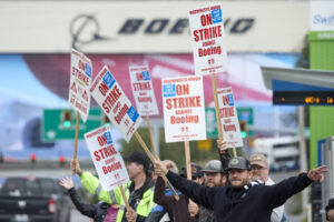 Los trabajadores de Boeing aceptan el acuerdo con la empresa y no habrá huelga.
