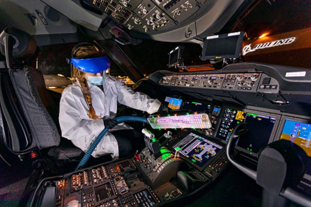 Desinfección de un cockpit con la lámapra de luz ultravioleta desarrollada por Boeing.