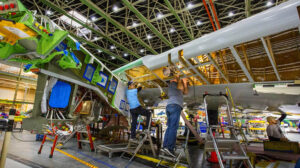 Empleados de Boeing trabajando en un 777 en la factoría de Paine Field.