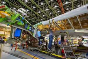 Empleados de Boeing trabajando en un 777 en la factoría de Paine Field.