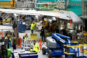 Trabajadores de Boeing en la cadeena de montaje del B-737.
