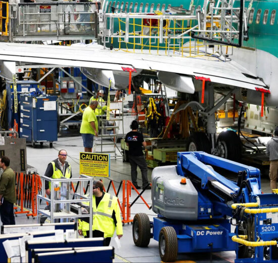 Trabajadores de Boeing en la cadeena de montaje del B-737.