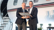 Éric Martel, presidente y consejero delegado de Bombardier (derecha) y Patrick Gallagher, presidente de NetJets, durante la entrega del Global 8000.