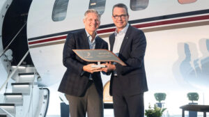 Éric Martel, presidente y consejero delegado de Bombardier (derecha) y Patrick Gallagher, presidente de NetJets, durante la entrega del Global 8000.