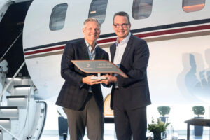 Éric Martel, presidente y consejero delegado de Bombardier (derecha) y Patrick Gallagher, presidente de NetJets, durante la entrega del Global 8000.