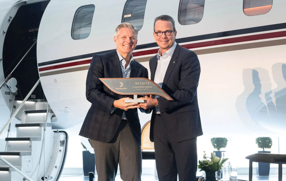 Éric Martel, presidente y consejero delegado de Bombardier (derecha) y Patrick Gallagher, presidente de NetJets, durante la entrega del Global 8000.