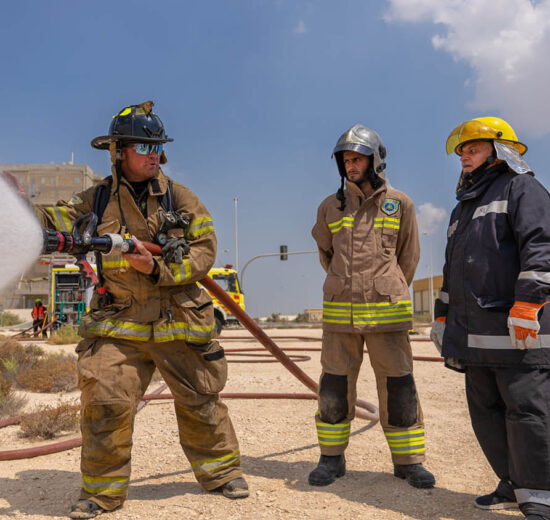 Bomberos qataríes entrenándose.