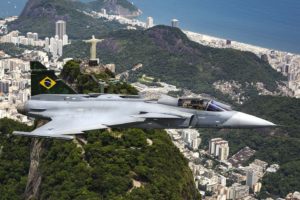 El primer Saab Gripen de la Fuerza Aérea de brasil sobre Río de janeiro.