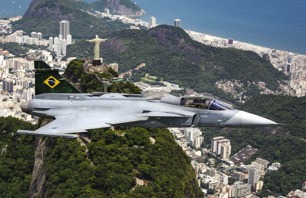 El primer Saab Gripen de la Fuerza Aérea de brasil sobre Río de janeiro.
