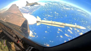 Lanzamiwento de un misil MBDA Meteor desde un Saab Gripen de la Fuerza Aérea de Brasil.