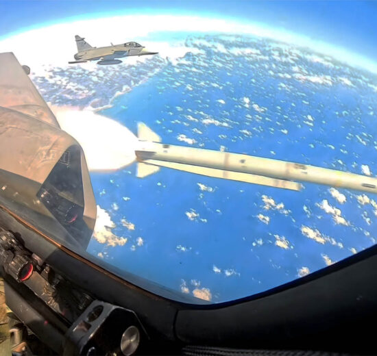 Lanzamiwento de un misil MBDA Meteor desde un Saab Gripen de la Fuerza Aérea de Brasil.