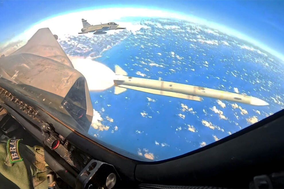 Lanzamiwento de un misil MBDA Meteor desde un Saab Gripen de la Fuerza Aérea de Brasil.