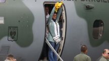 Llegada de brasileños repatriados desde Israel a bordo de un C-390 de la Fuerza Aérea de Brasil.