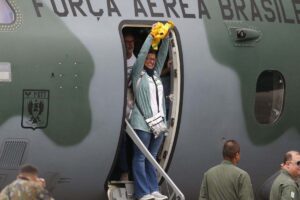 Llegada de brasileños repatriados desde Israel a bordo de un C-390 de la Fuerza Aérea de Brasil.