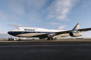 El Boeing 747-400 retro de British Airways con colores de BOAC a su salida del hangar de pintura en el aeropuerto de Dublín.