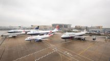 Los cuatro aviones retro de British Airways junto a uno con los colores actuales de la compañía.